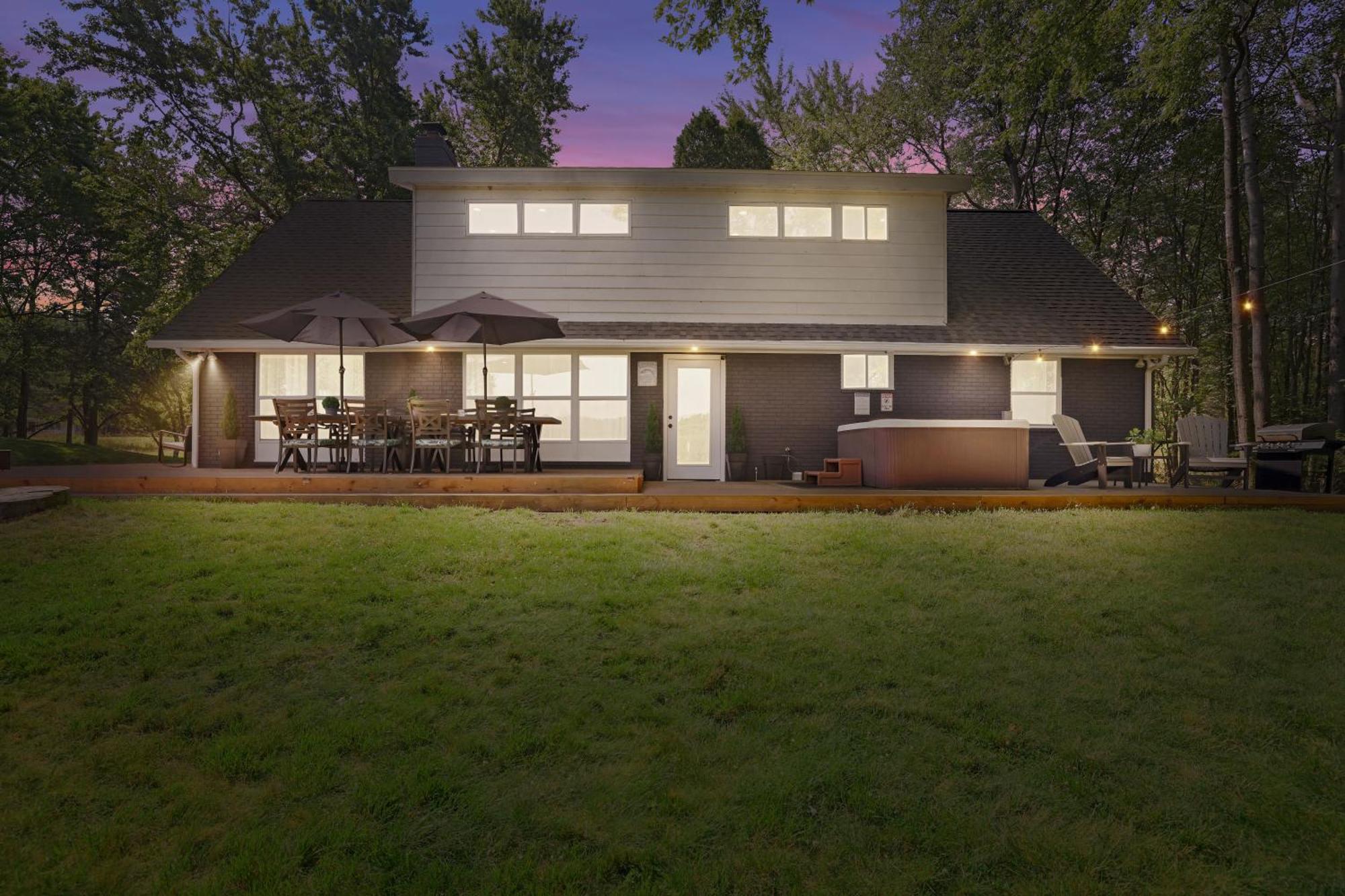 Poconos Brand New Lakefront Oasis 1 Acre, Hottub Gameroom Firepits Talk About Privacy Albrightsville エクステリア 写真