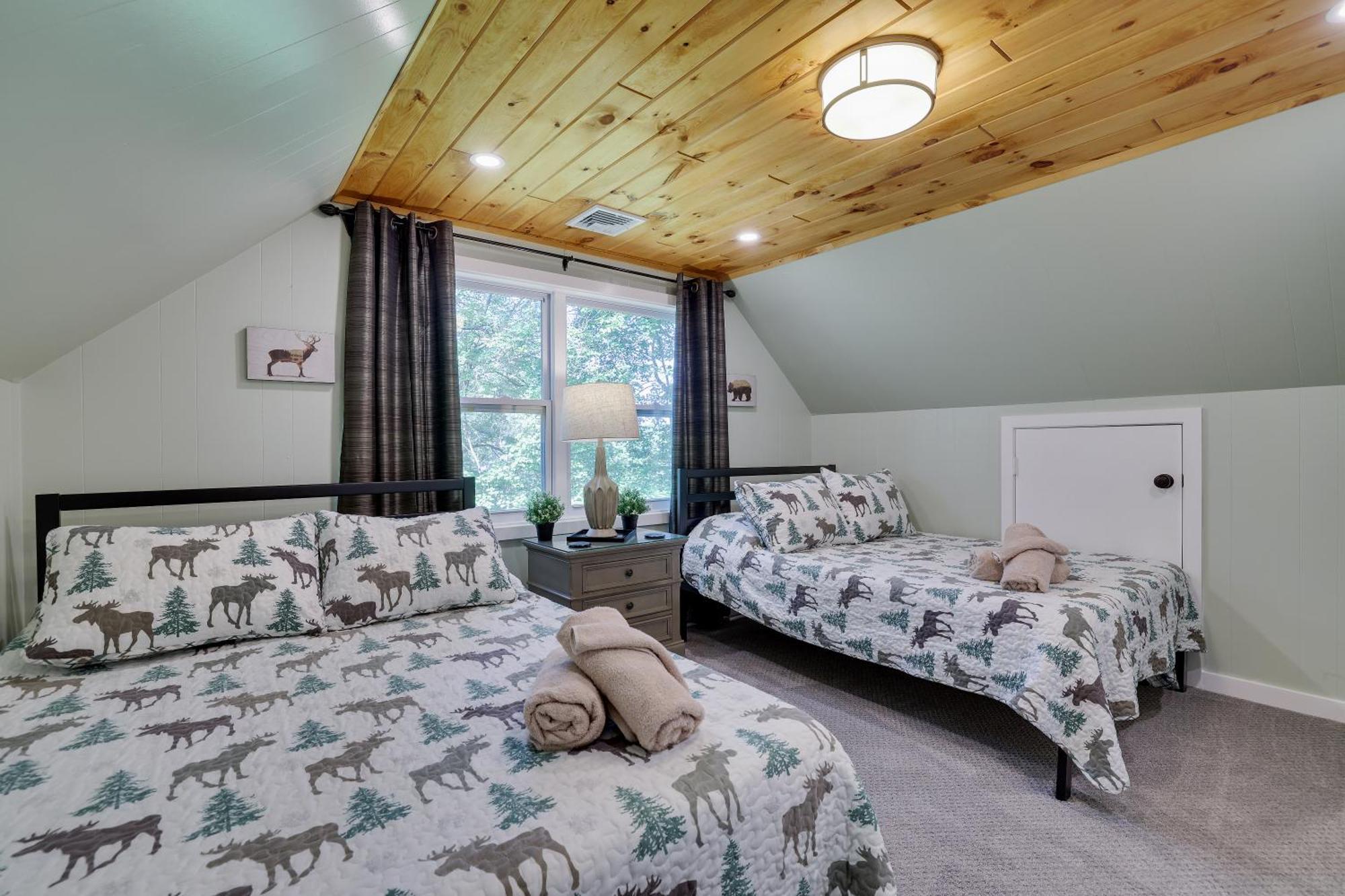 Poconos Brand New Lakefront Oasis 1 Acre, Hottub Gameroom Firepits Talk About Privacy Albrightsville エクステリア 写真